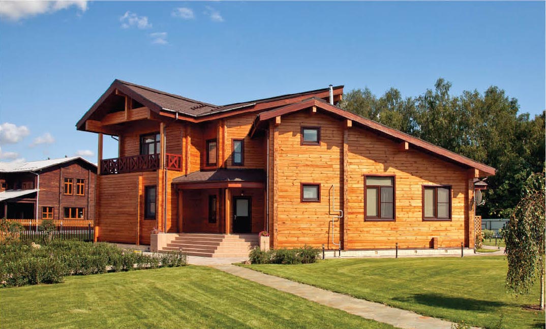 Благодаря смещению архитектурных объемов и сложной ломаной конфигурации крыш дом постоянно предстает в новых динамичных ракурсах